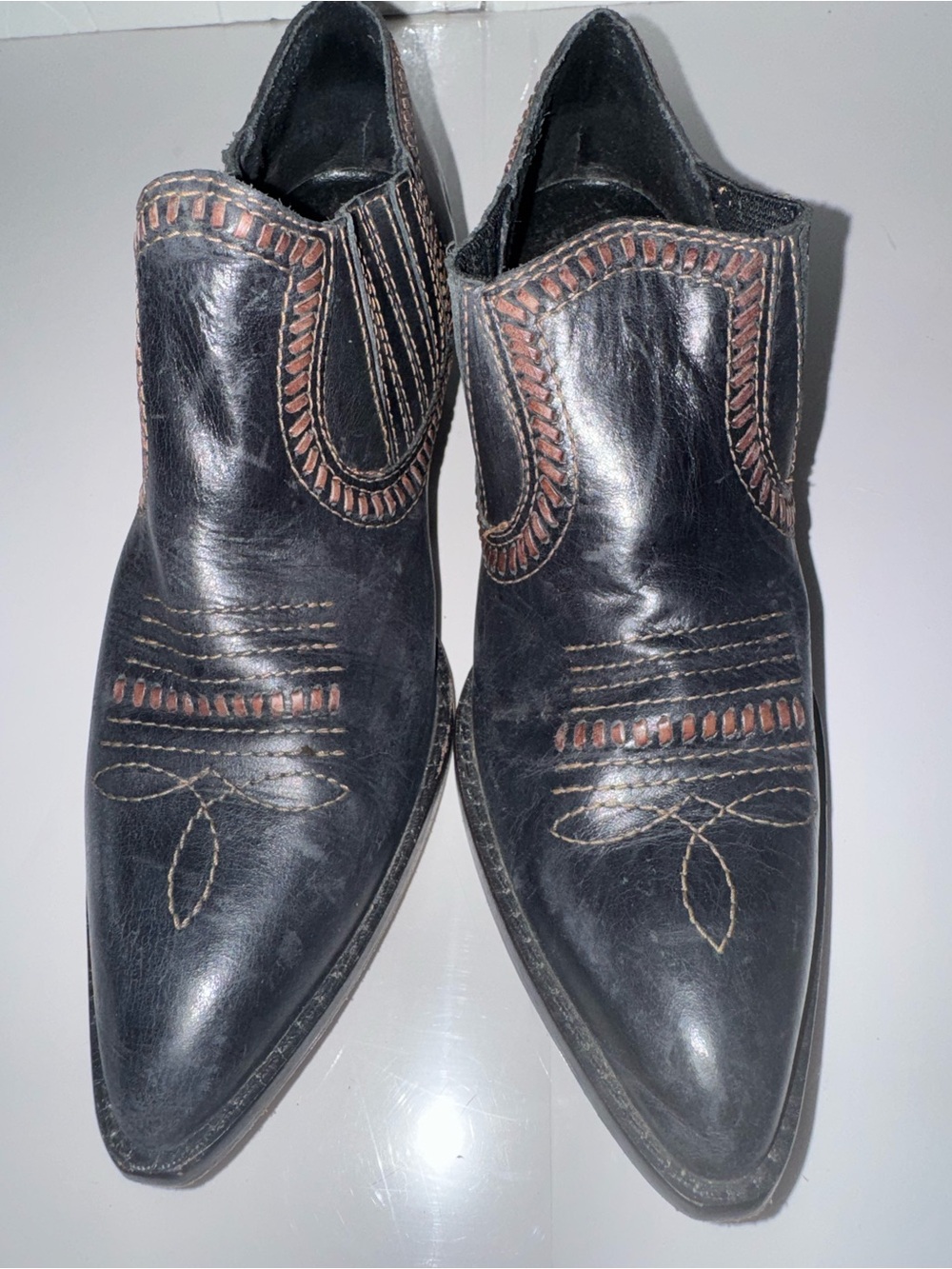 Women's Black Leather Western Ankle Booties with Contrast Stitching Size 8.5M